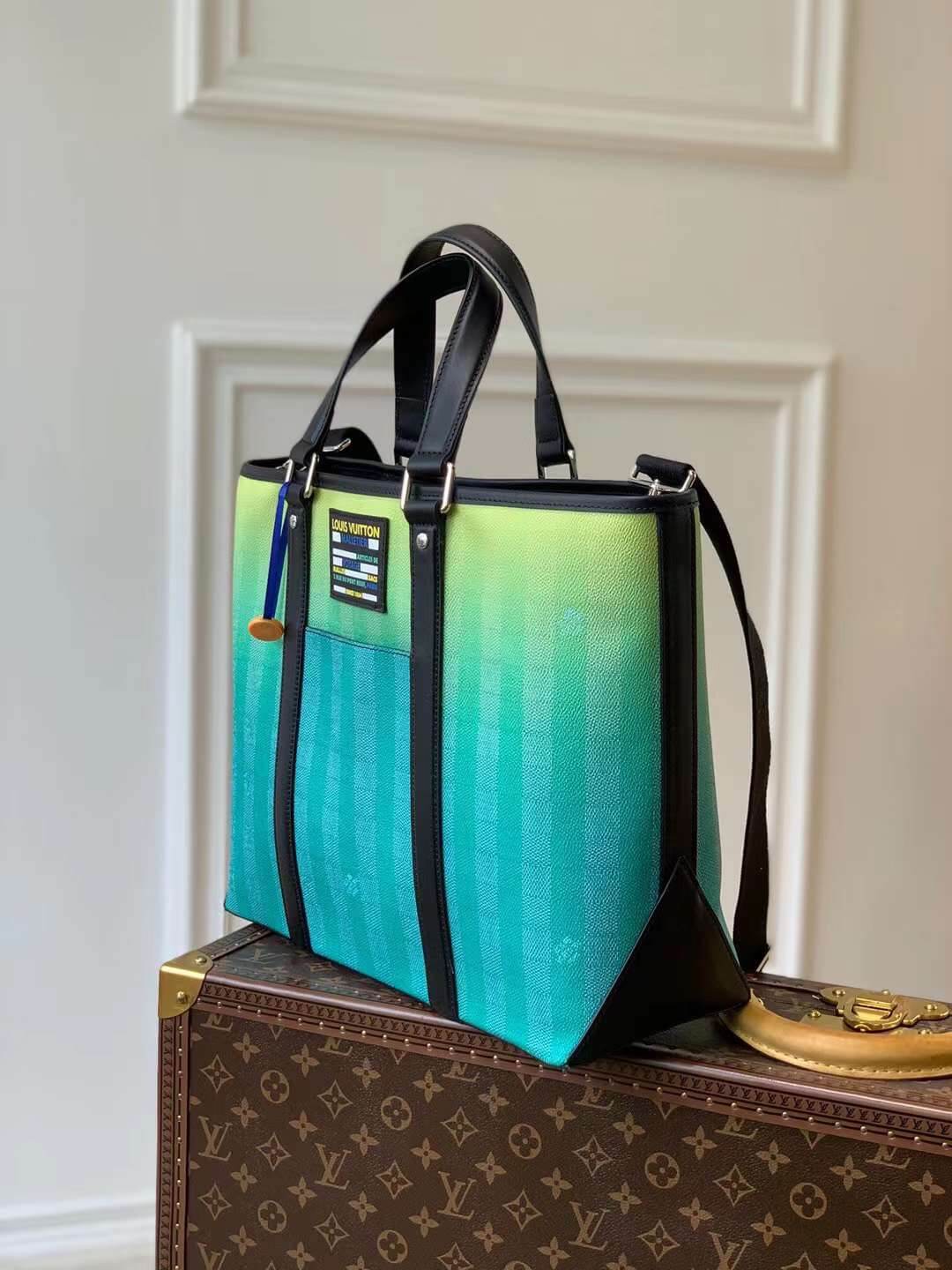 M59919 Wkd Tote Pm handbags