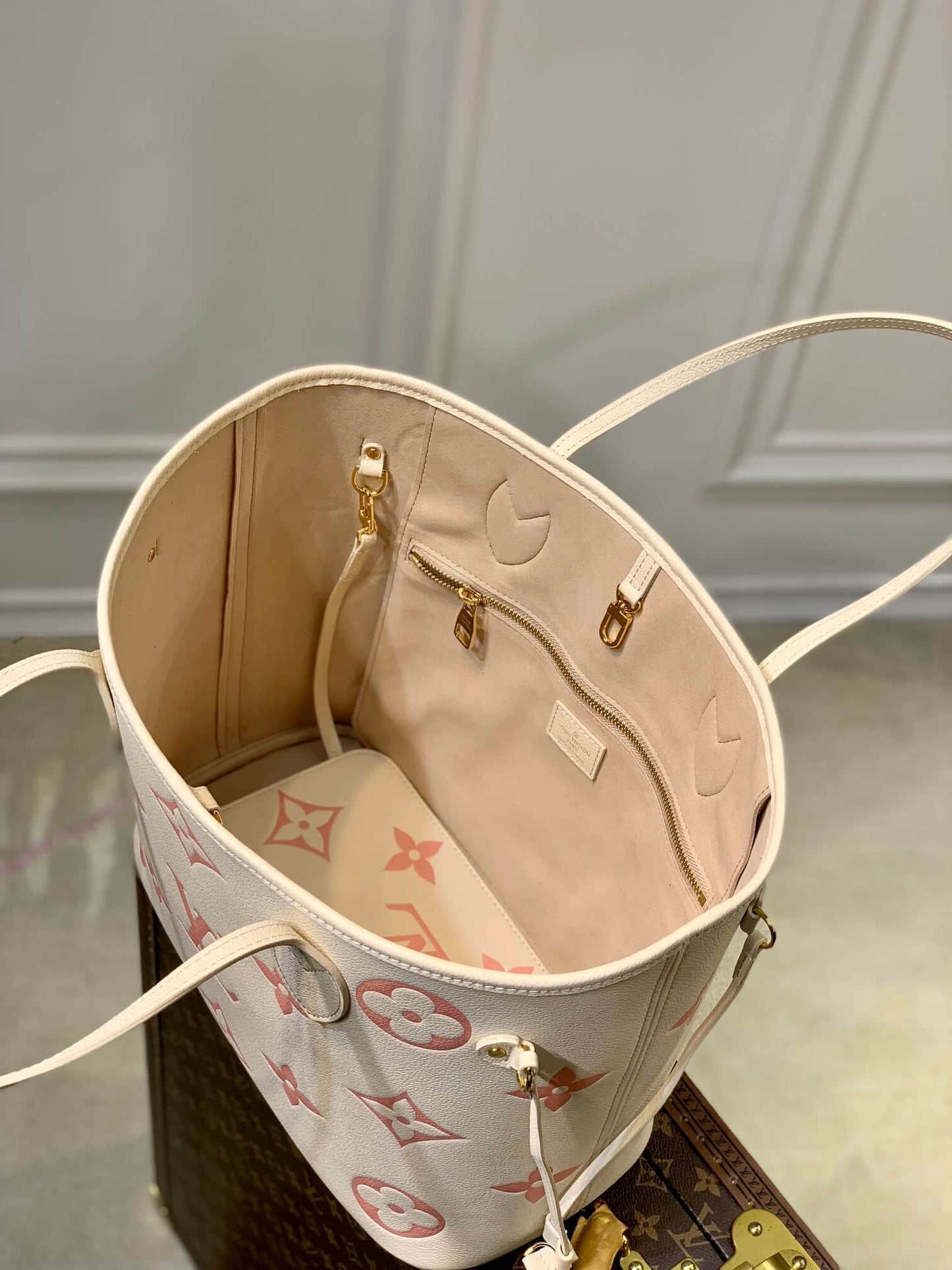 M21579 Neverfull MM Monogram light apricot 31cm