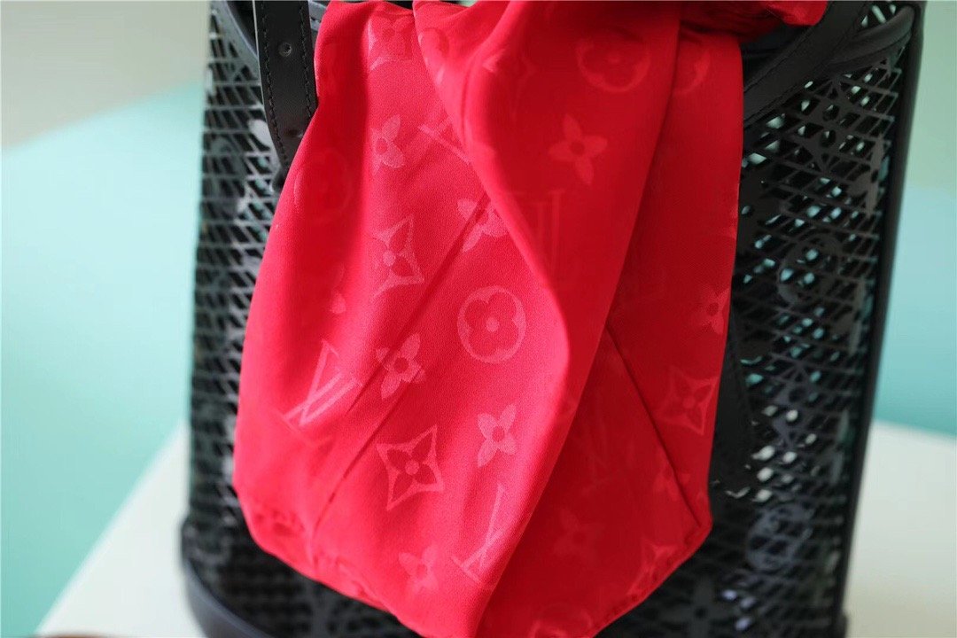 LV Bucket PM Monogram Lace By Nicolas Ghesquiere Black For Women, Shoulder And Crossbody Bags 26cm/10.2in LV M20352