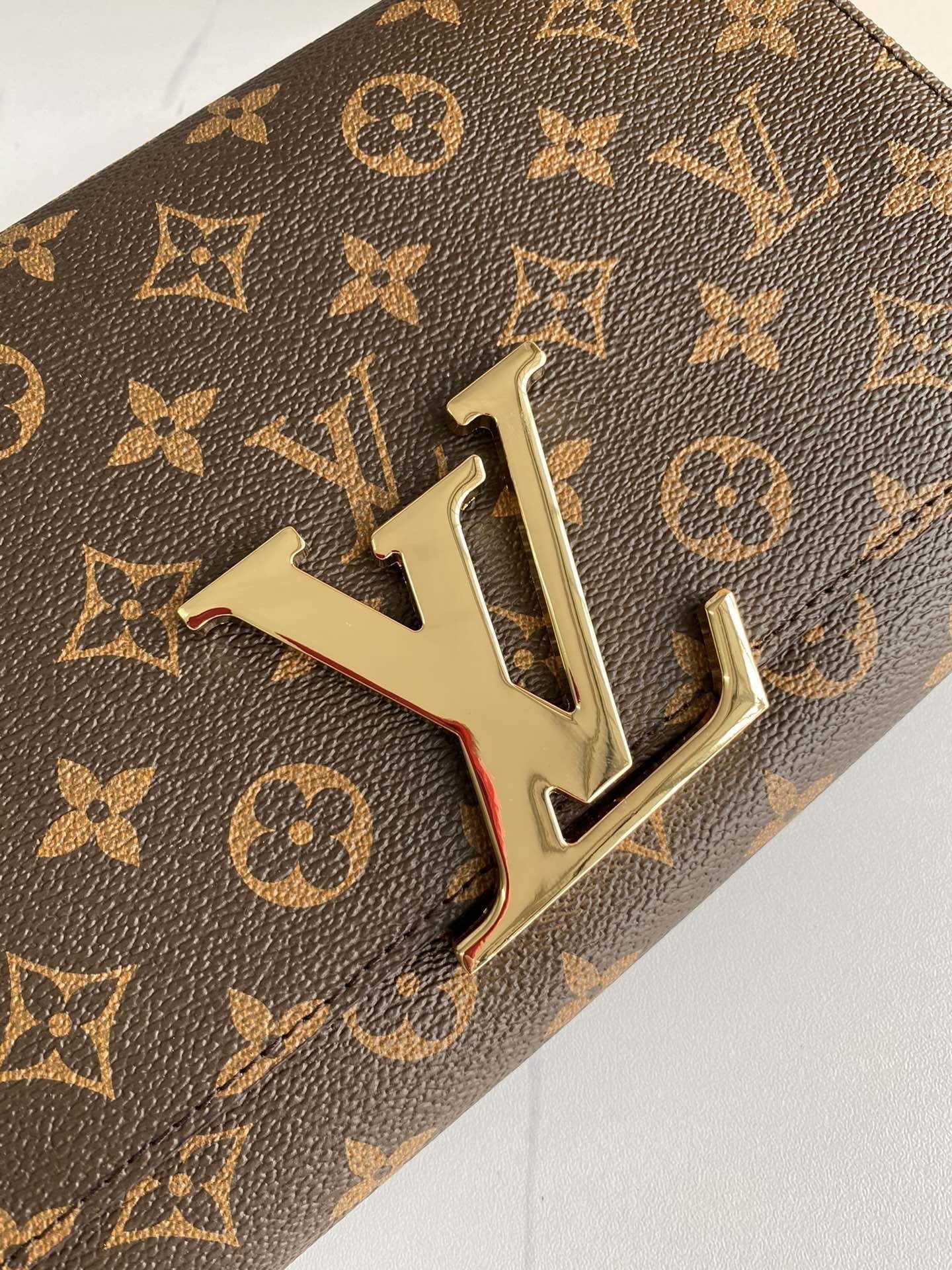 BL - High Quality Wallet LUV 056