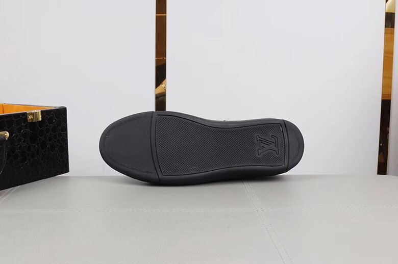 BL - High Quality Luv Sneaker 052