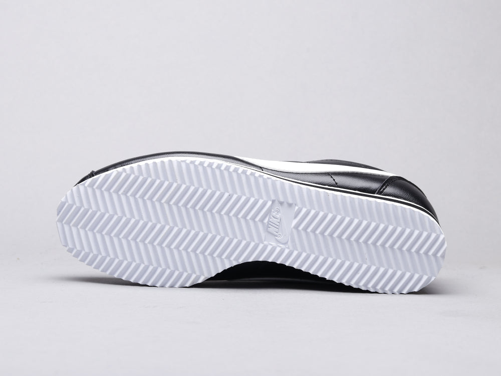 BL - NKE A generation of black and white leather