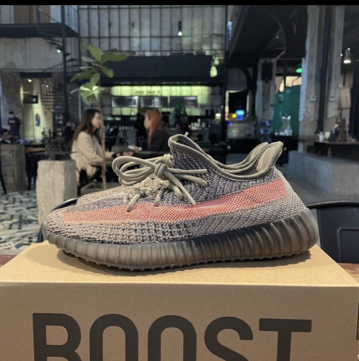 BL - Yzy 350 Volcanic Ash Sneaker