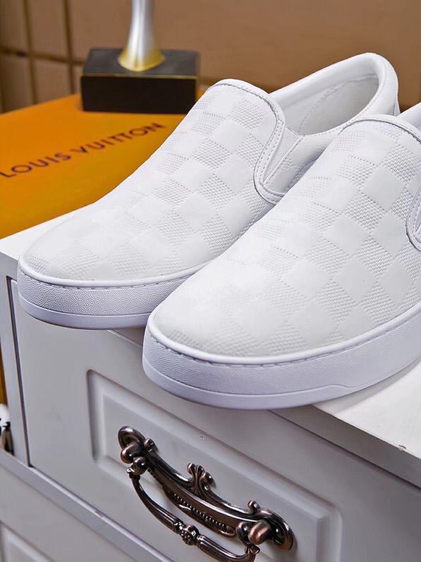 BL - High Quality Luv Sneaker 057