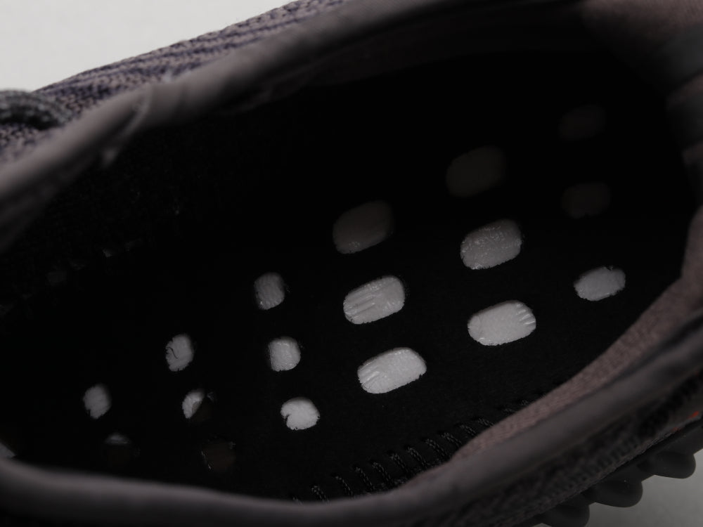BL - Yzy 350 Black Angel Sneaker
