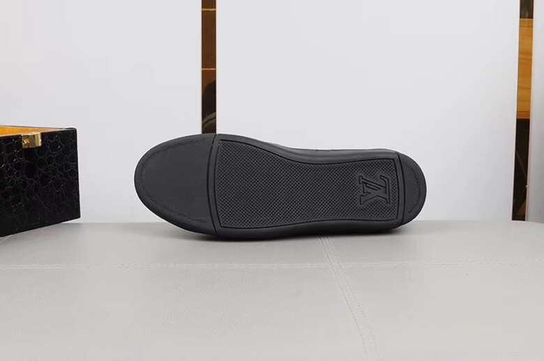 BL - High Quality Luv Sneaker 053