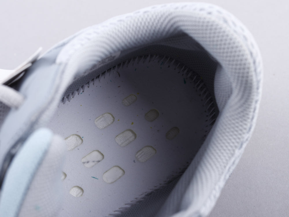 BL - Yzy 700 Inertia Sneaker