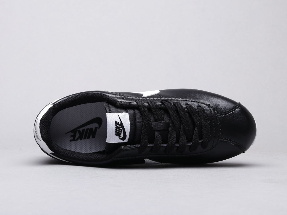 BL - NKE A generation of black and white leather