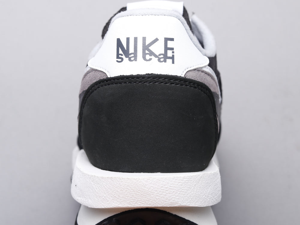 BL - NKE Waffle Black & White
