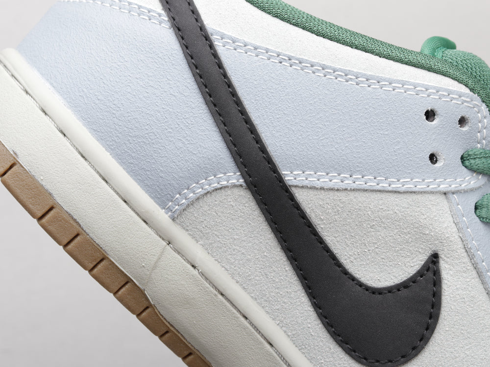 BL - NKE SB Dunk Low ���Maple Leaf���