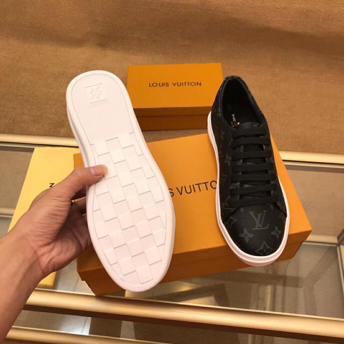 BL - High Quality Luv Sneaker 063