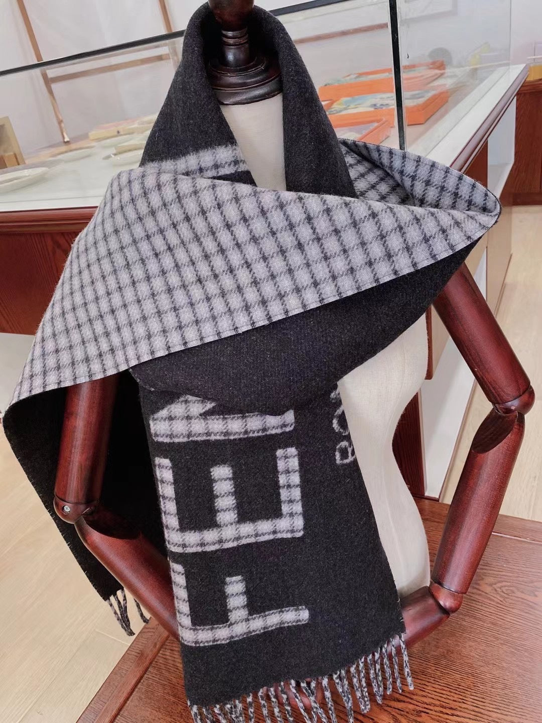 High Quality FEI Scarf 010
