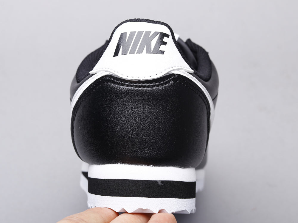 BL - NKE A generation of black and white leather