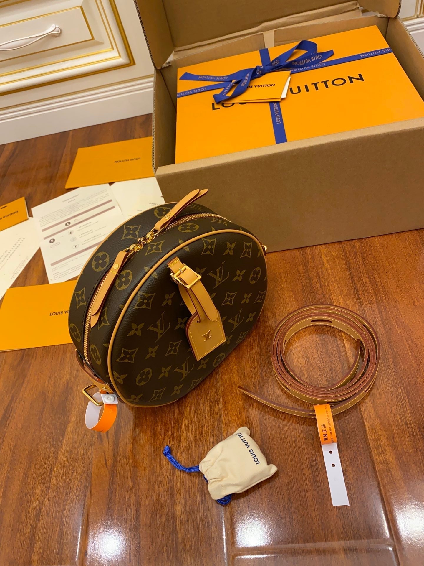 M52294 Boite Chapeau souple shoulder bag Crossbody monogram brown