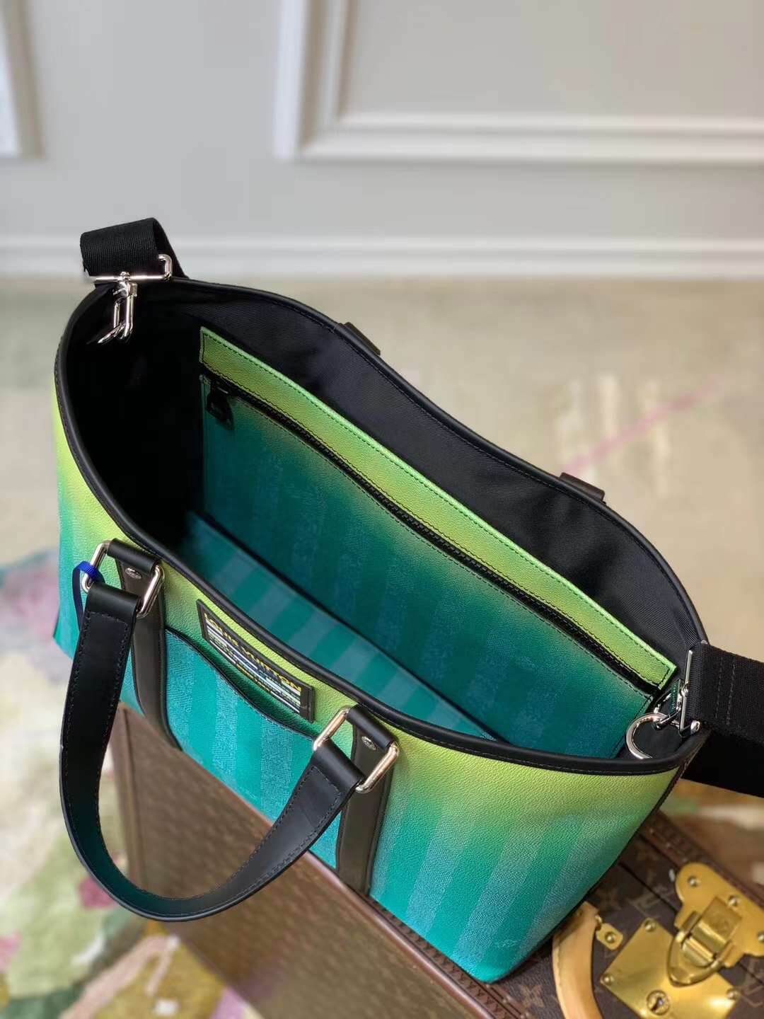 M59919 Wkd Tote Pm handbags