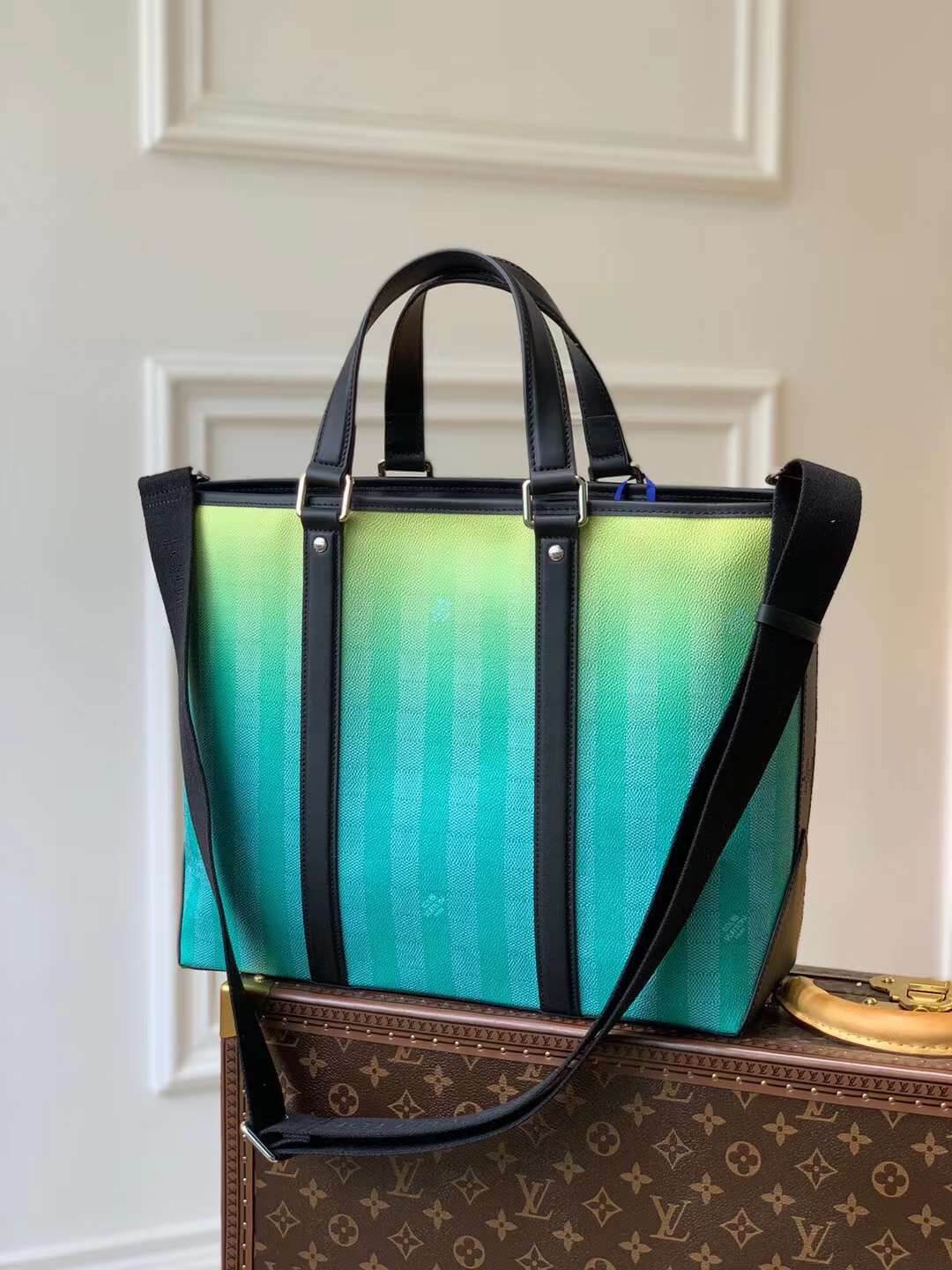 M59919 Wkd Tote Pm handbags