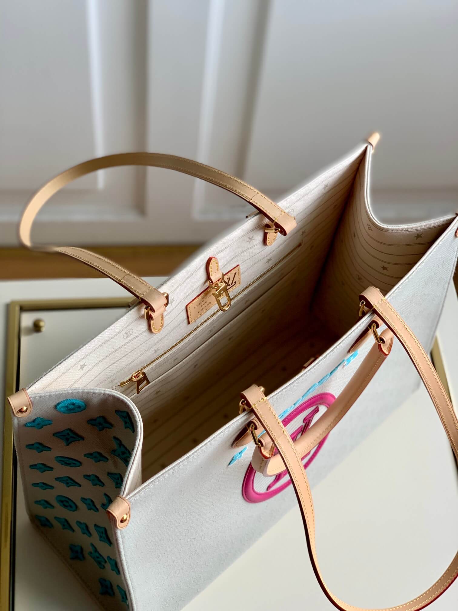 M20815 ONTHEGO TOTE BAG EMBROIDERED AND LEATHER TRIM SMALL 35 white rose