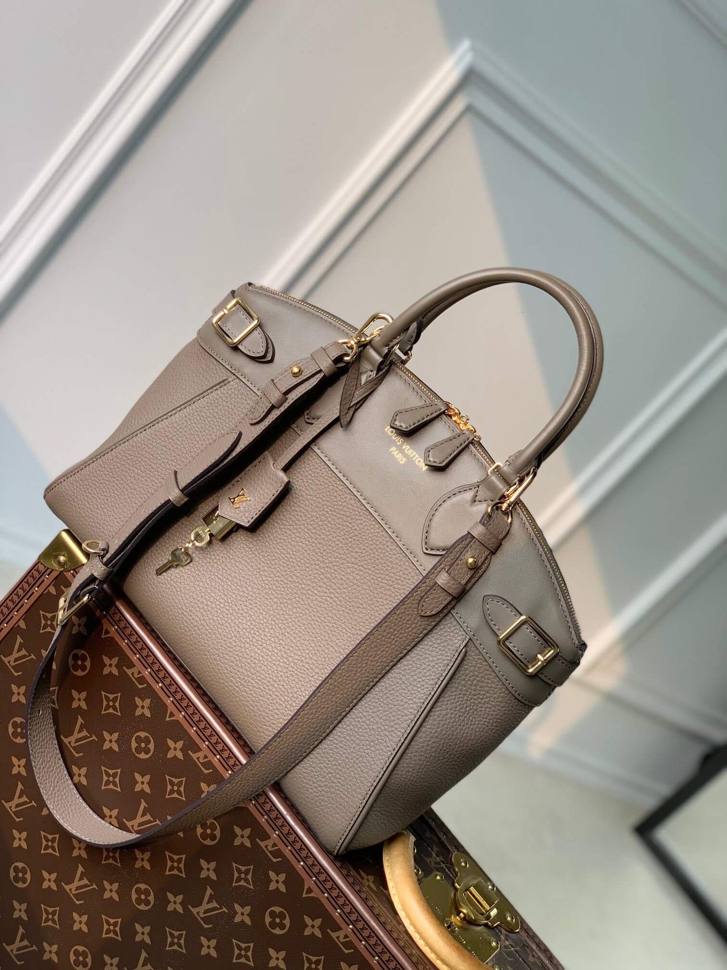 M22914 Lock It MM Gray Handbag