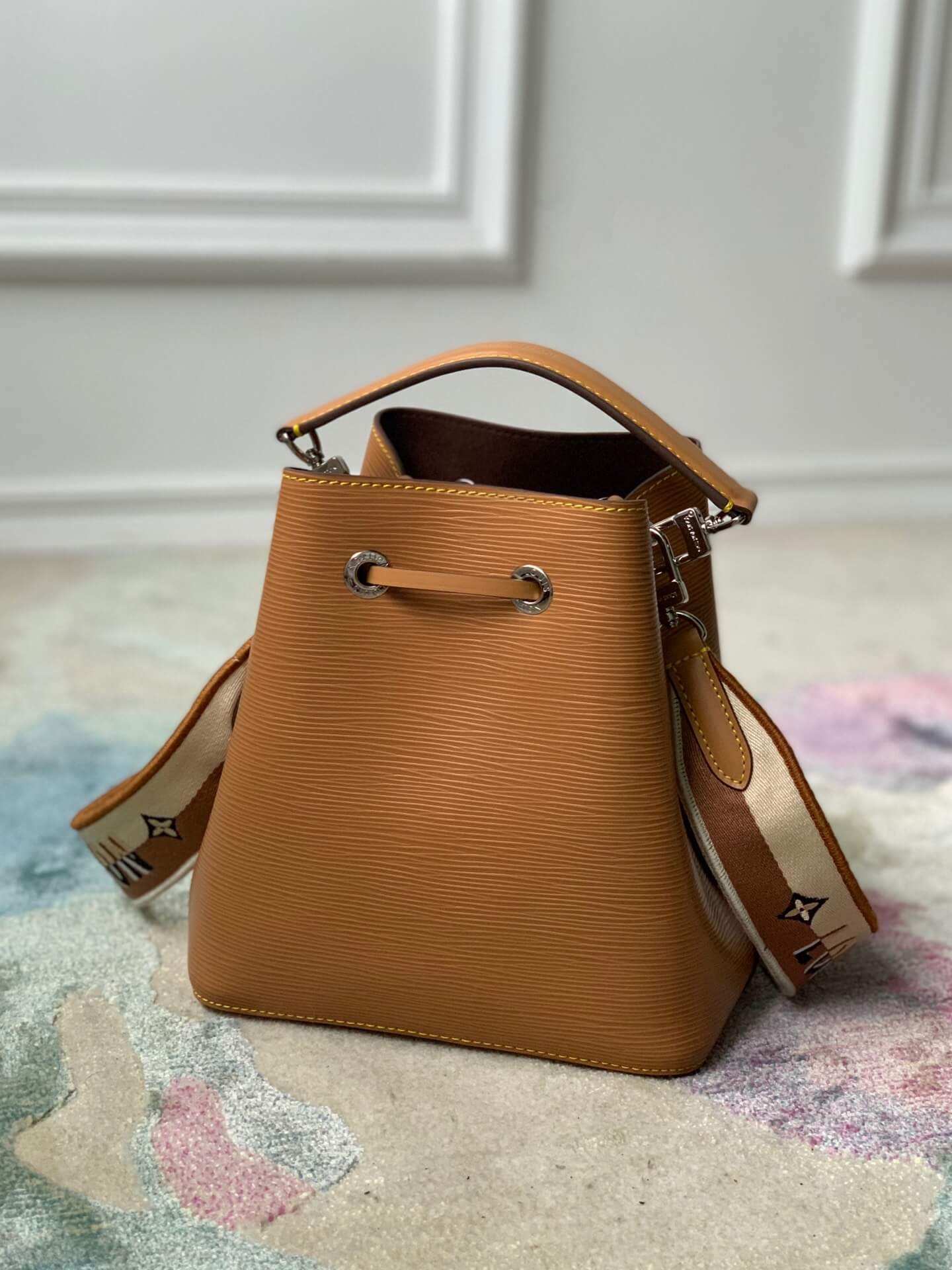 M57706 NÉONOÉ BB bucket bag brown grained Epi leather
