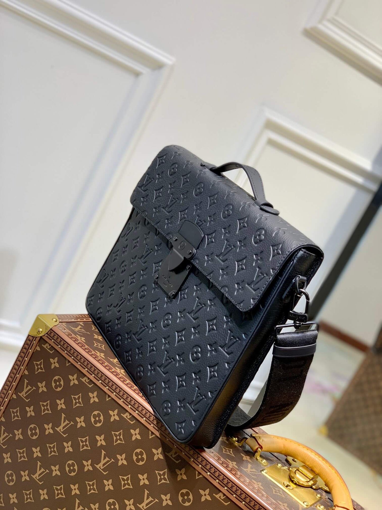 M20835 S Lock Briefcase Taurillon Monogram 39cm briefcase black