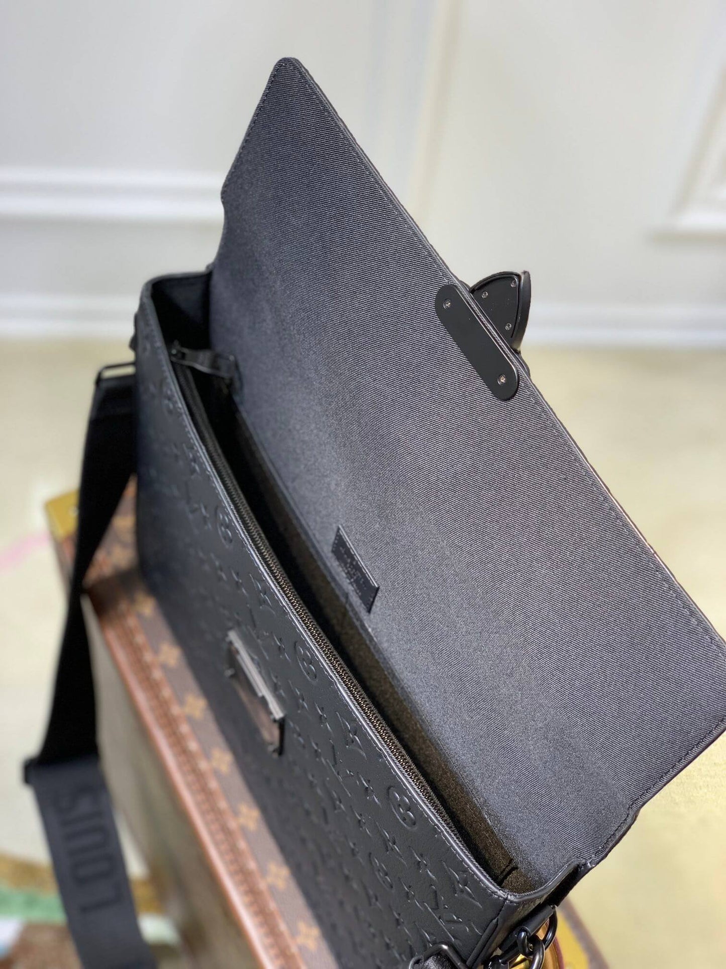 M20835 S Lock Briefcase Taurillon Monogram 39cm briefcase black