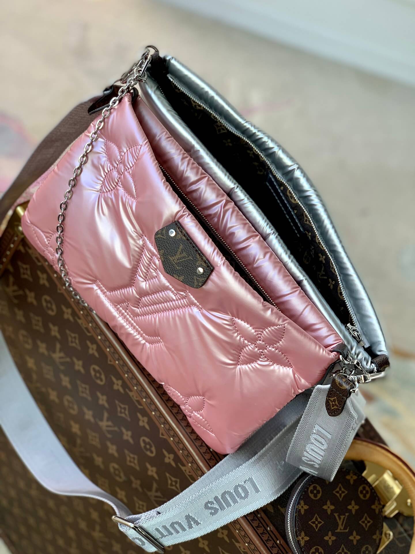 M21056 MAXI MULTI POCHETTE ACCESSOIRES 34CM Pillow Silver / Pale Pink