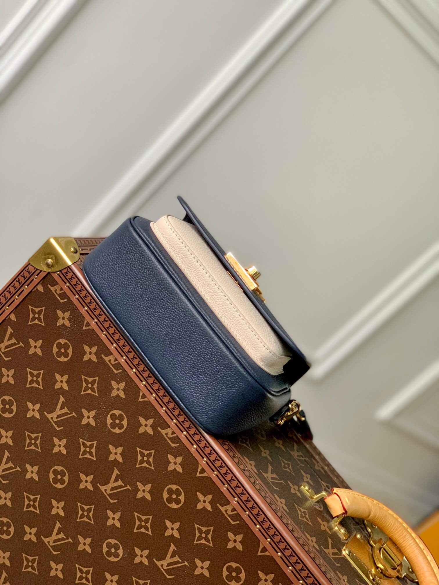 M21084 Lockme Tender shoulder bag cross body bags Navy Blue 19cm