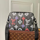 M21396 TRIO MESSENGER PM 25cm Sac Plat Graffiti Orange/black
