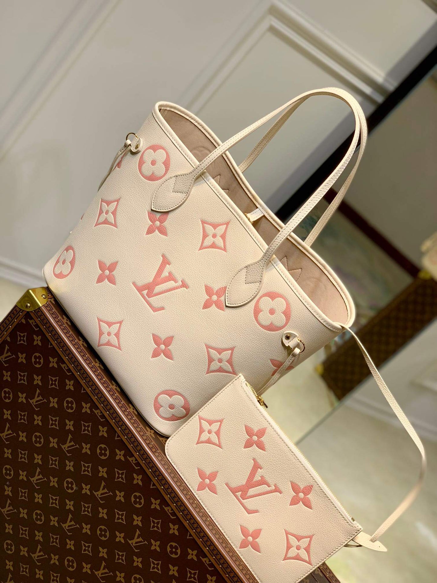 M21579 Neverfull MM Monogram light apricot 31cm