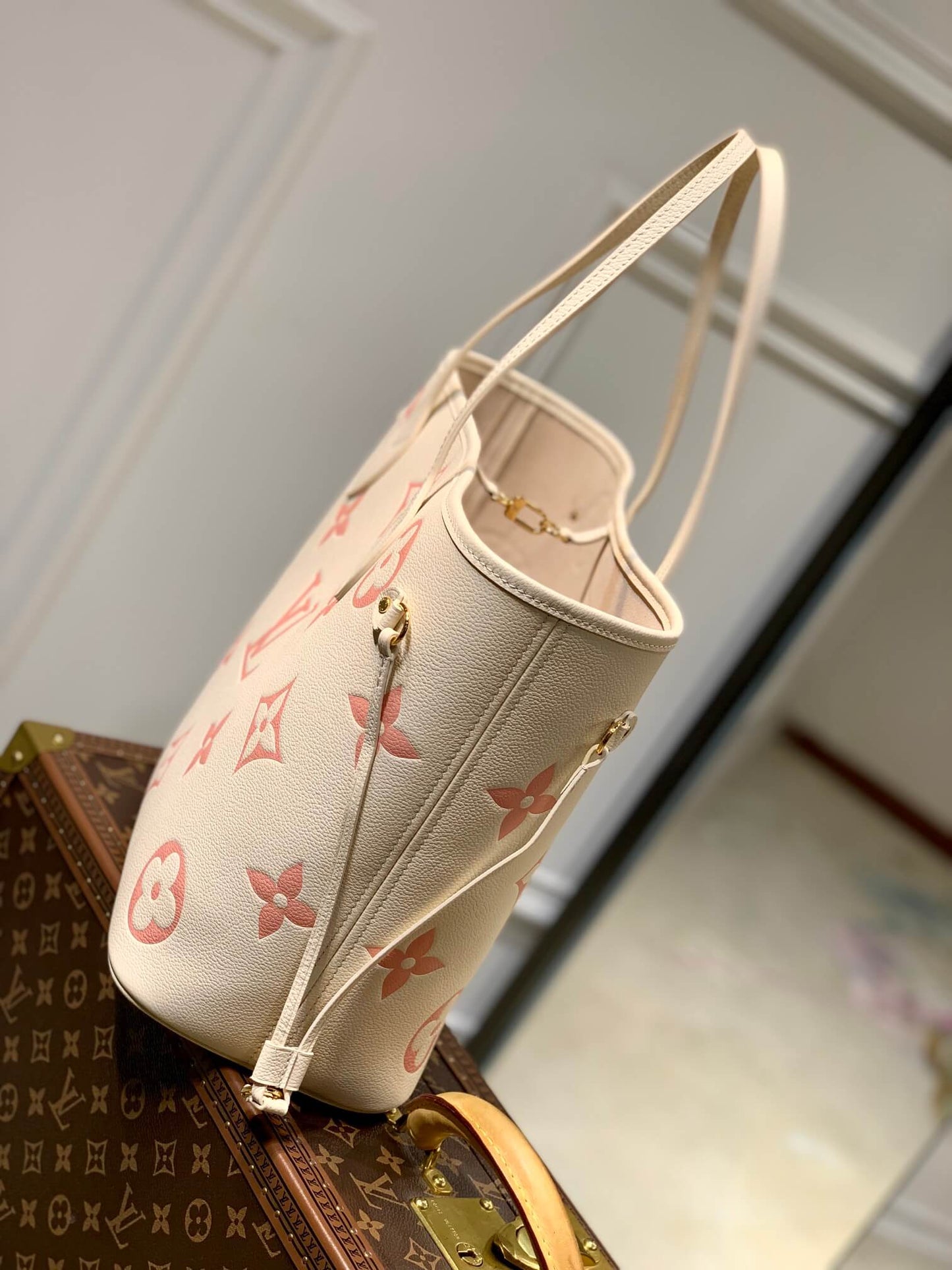 M21579 Neverfull MM Monogram light apricot 31cm