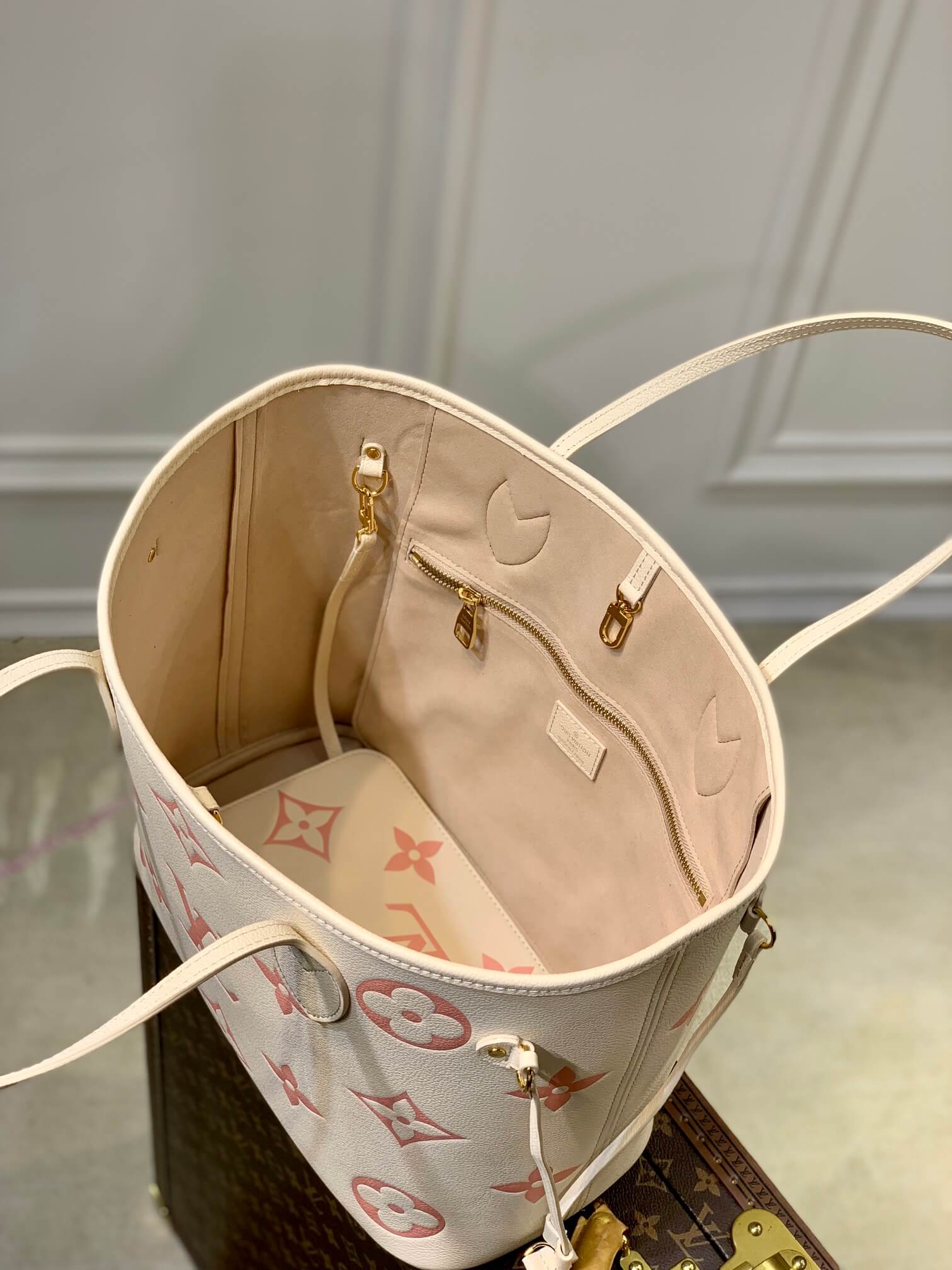 M21579 Neverfull MM Monogram light apricot 31cm