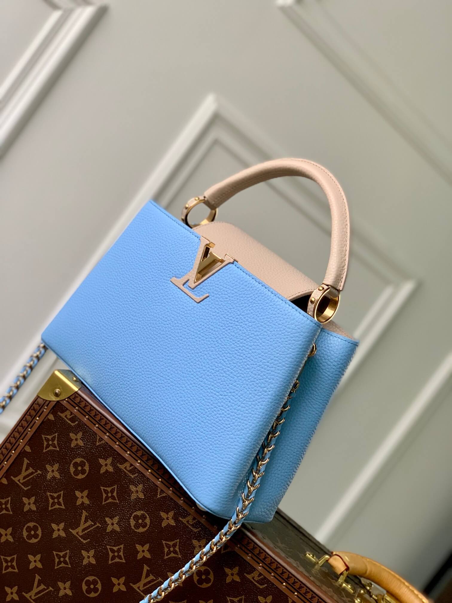 M21689 Capucines MM Handbag 31cm blue Silk texture cowhide