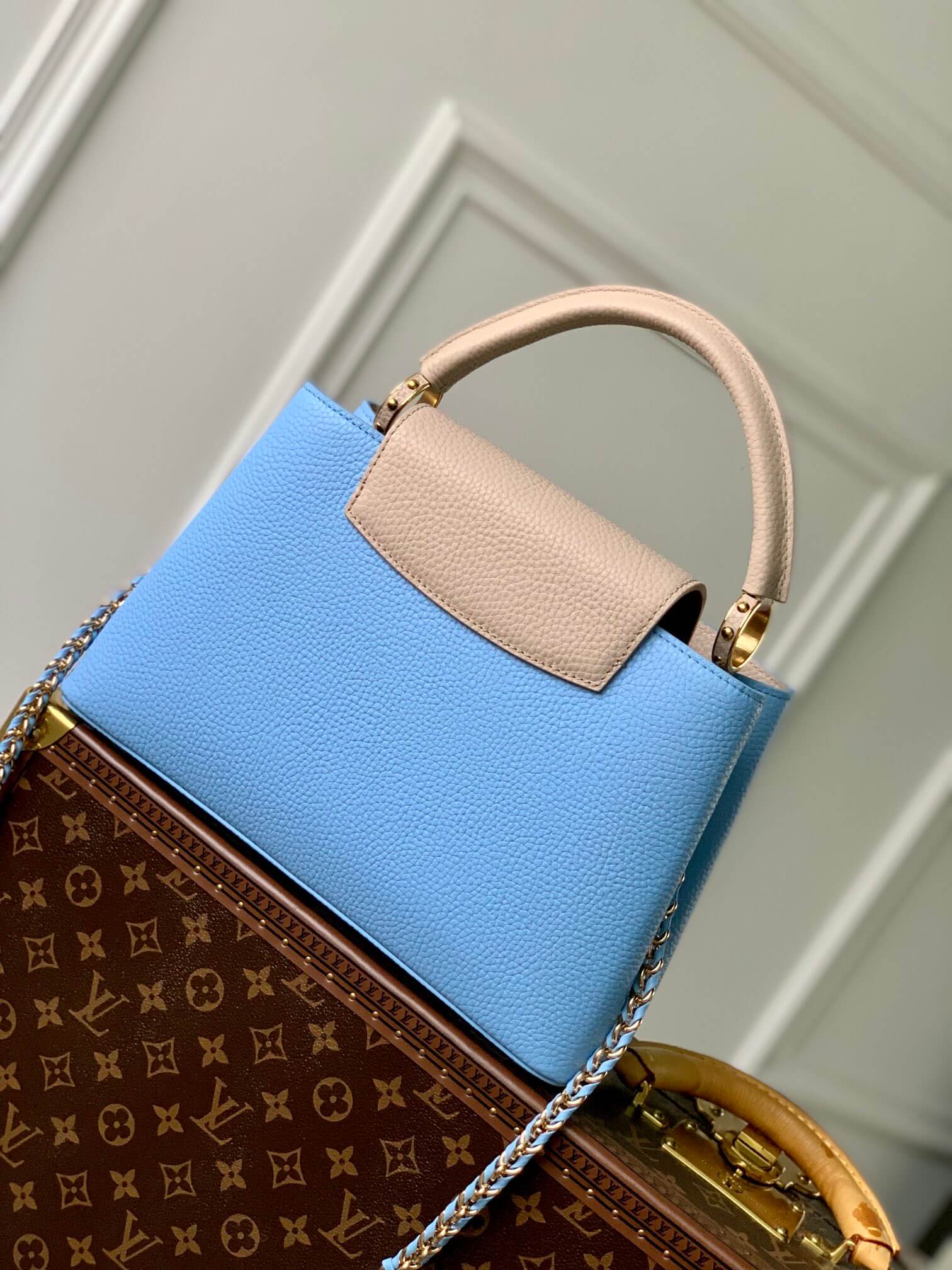 M21689 Capucines MM Handbag 31cm blue Silk texture cowhide