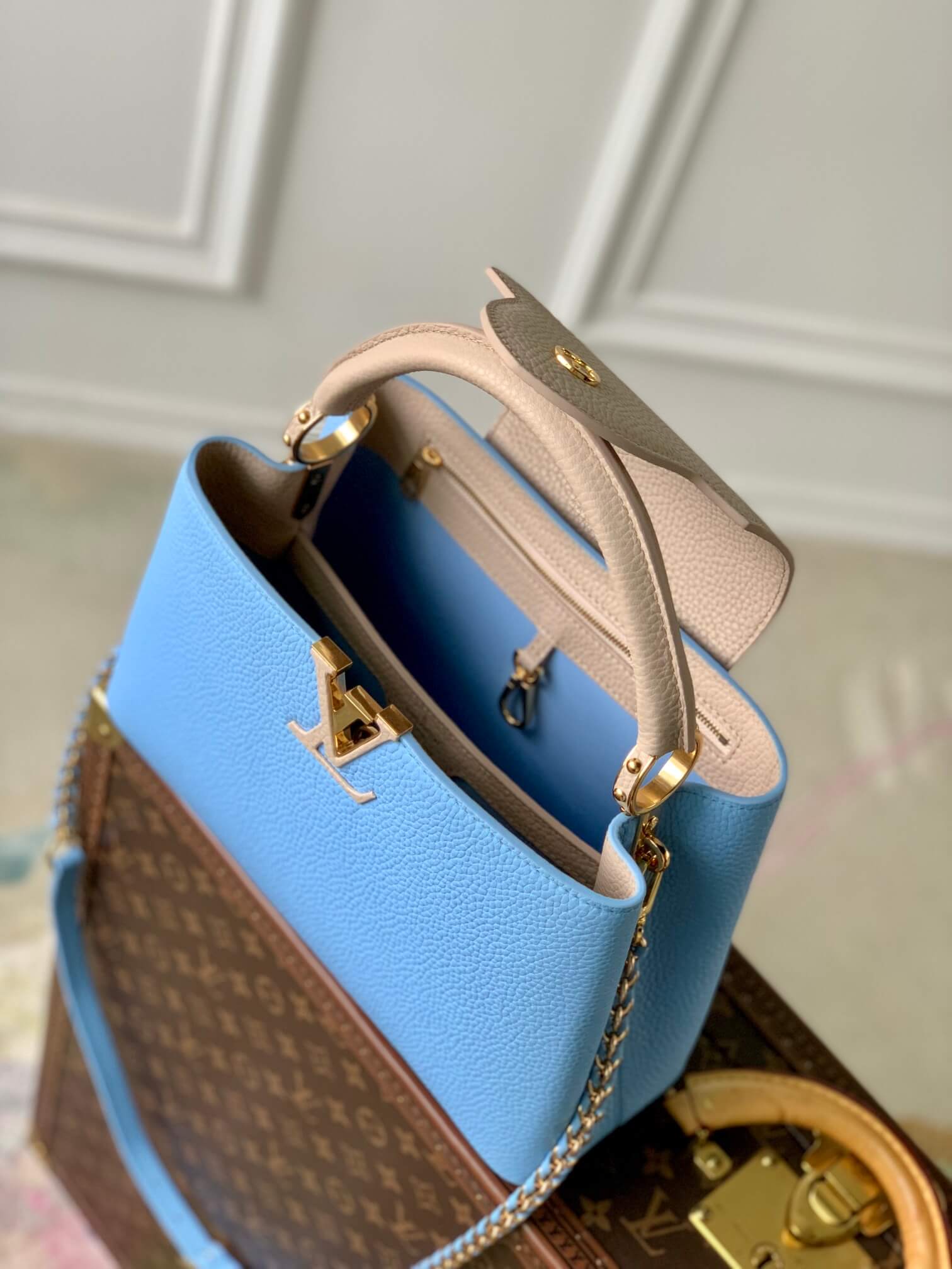 M21689 Capucines MM Handbag 31cm blue Silk texture cowhide