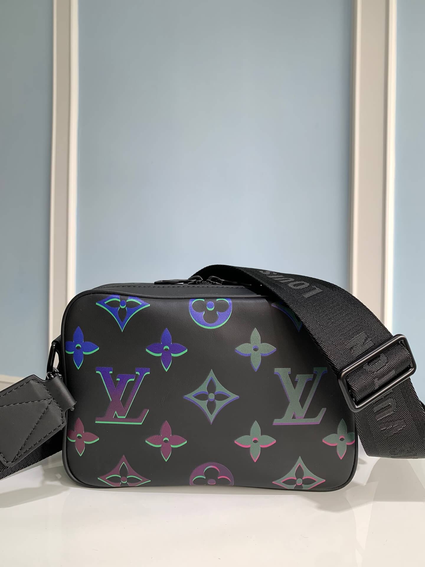 M22495 Comet Messenger PM 25cm Black Borealis Monogram