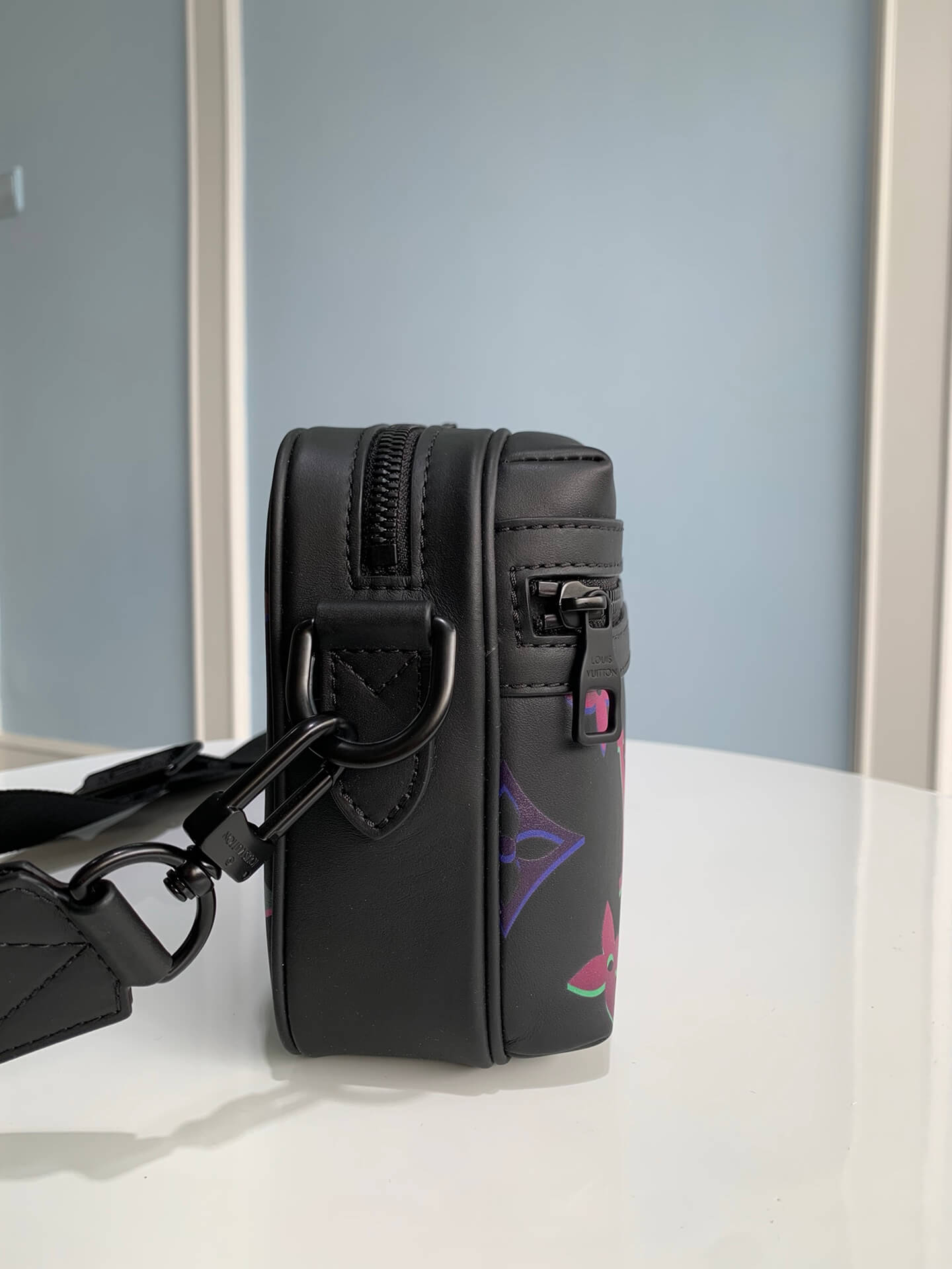 M22495 Comet Messenger PM 25cm Black Borealis Monogram