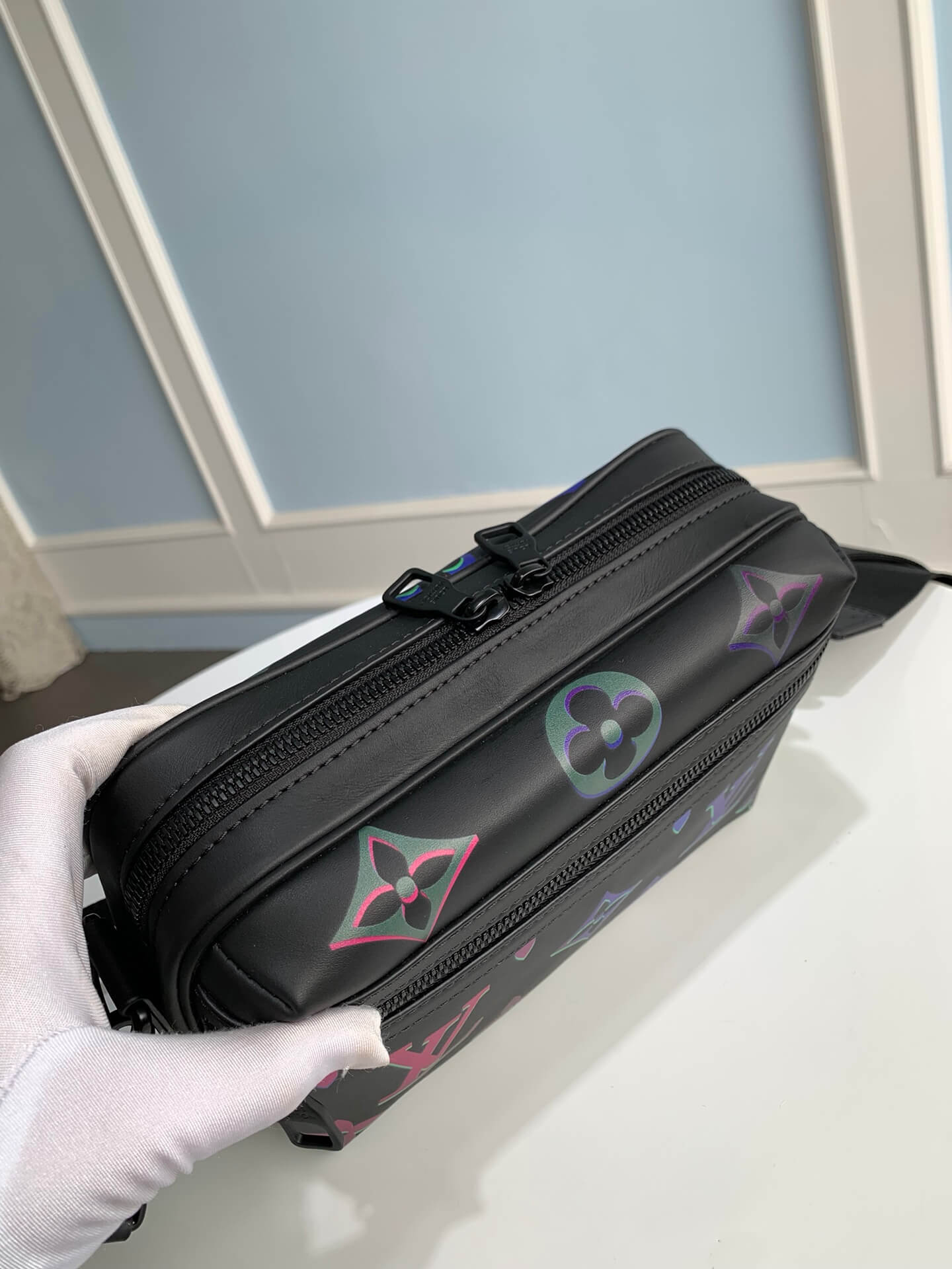 M22495 Comet Messenger PM 25cm Black Borealis Monogram