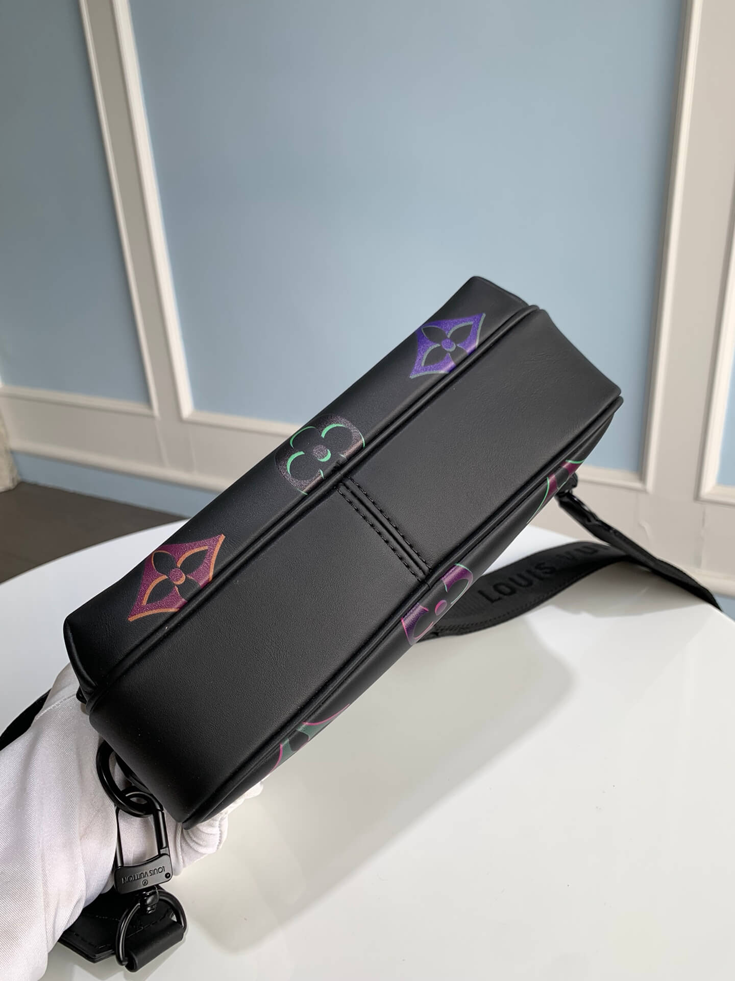 M22495 Comet Messenger PM 25cm Black Borealis Monogram