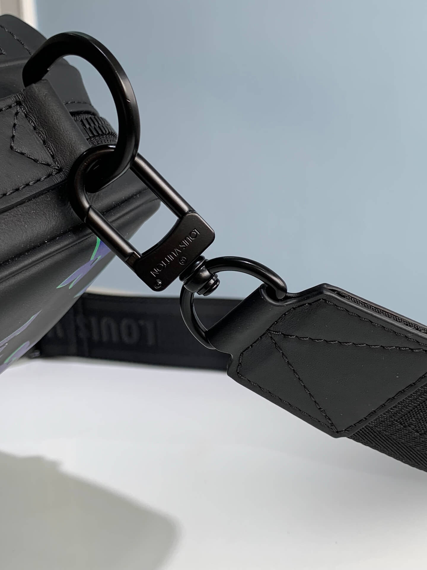 M22495 Comet Messenger PM 25cm Black Borealis Monogram