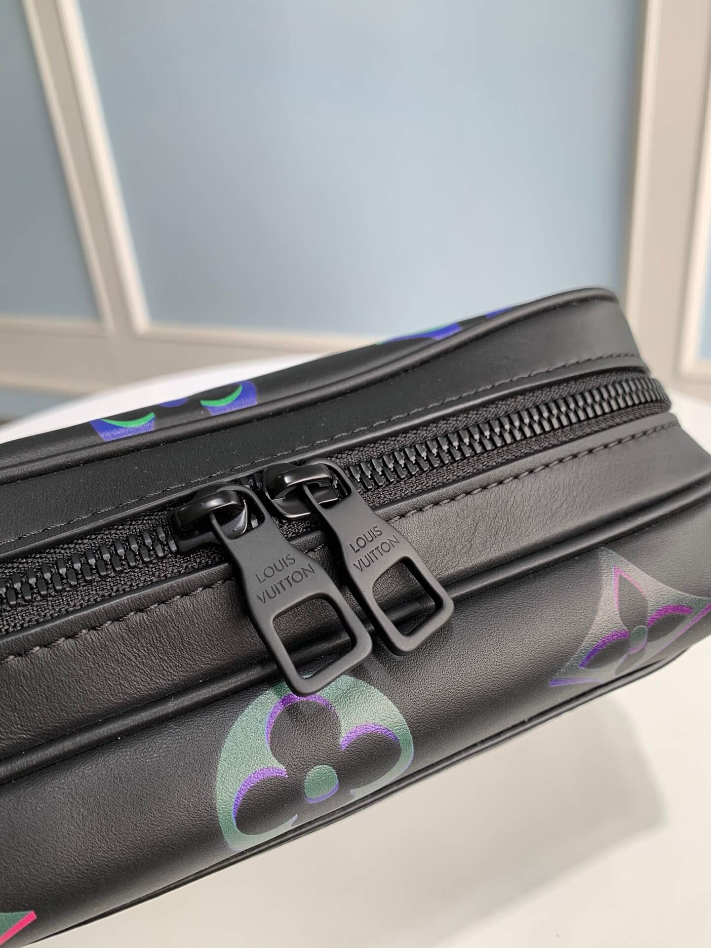 M22495 Comet Messenger PM 25cm Black Borealis Monogram