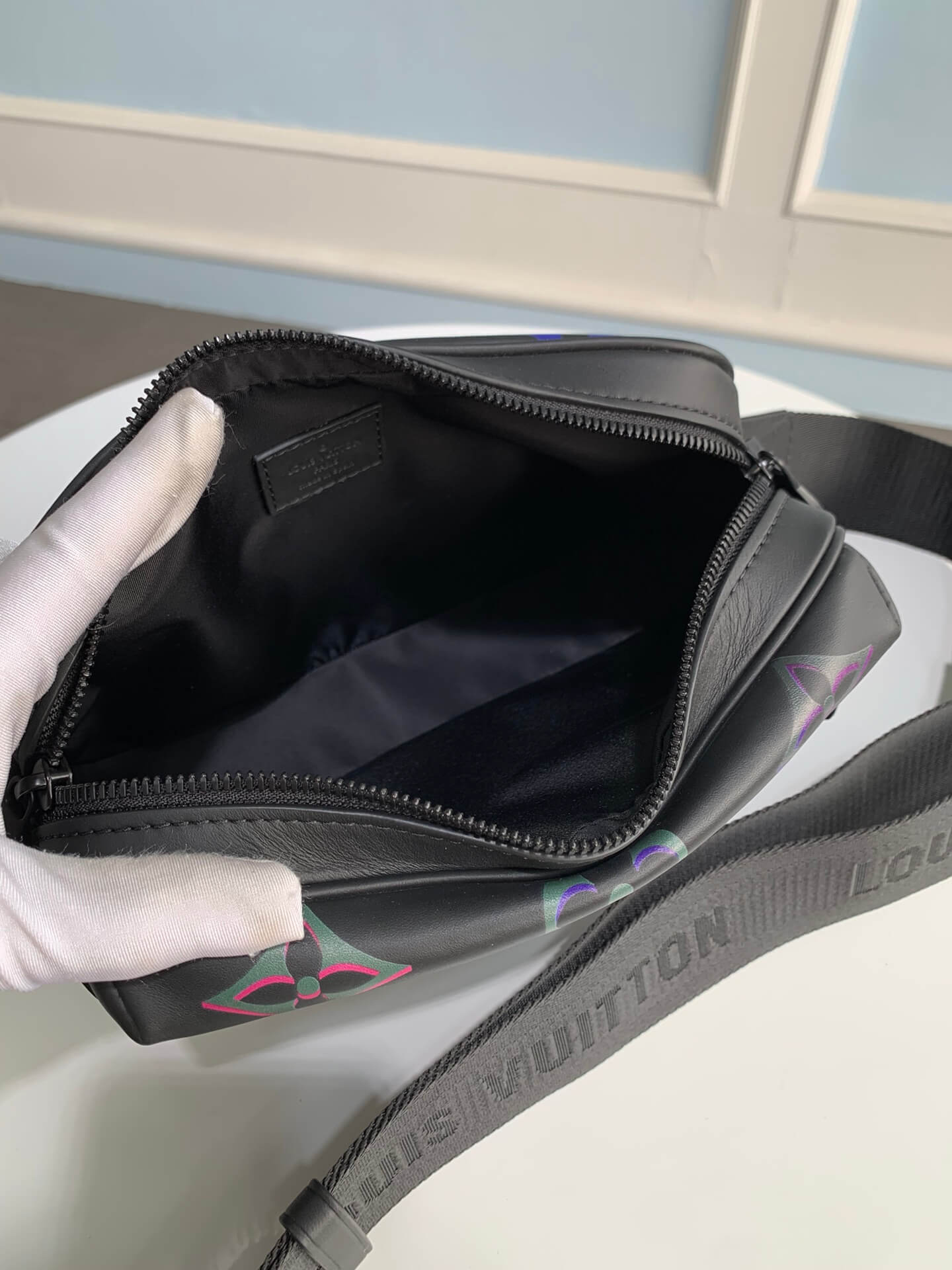 M22495 Comet Messenger PM 25cm Black Borealis Monogram