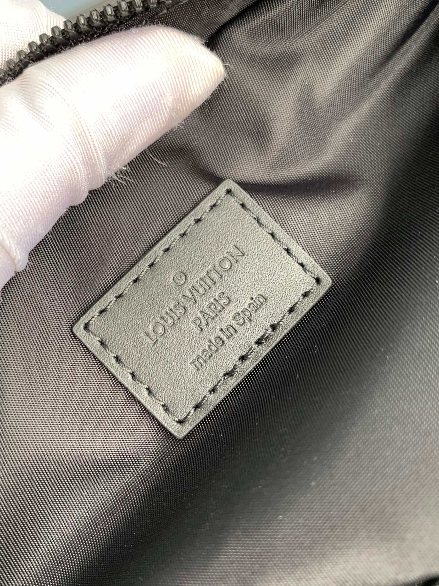 M22495 Comet Messenger PM 25cm Black Borealis Monogram