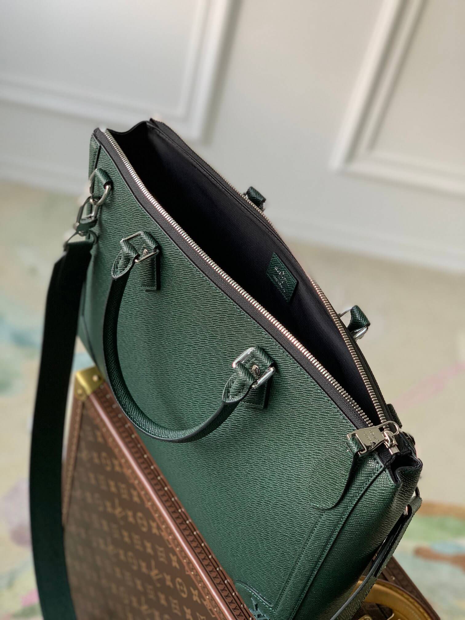 M30810 SLIM BRIEFCASE briefcase Taïga 40CM green