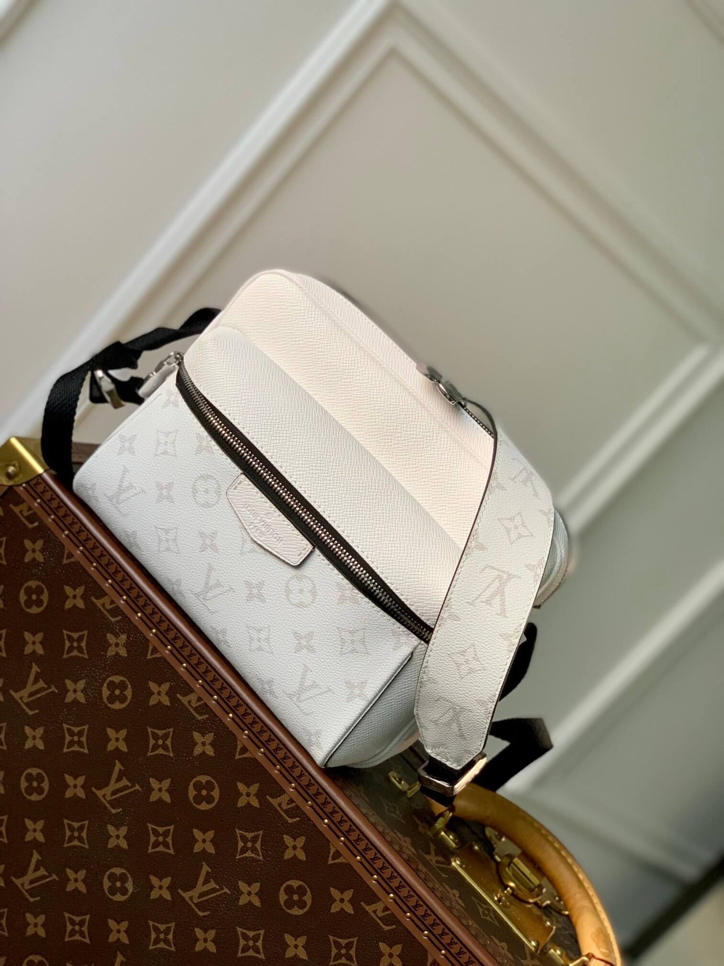 M30873 Outdoor Messenger 26cm Monogram Off white