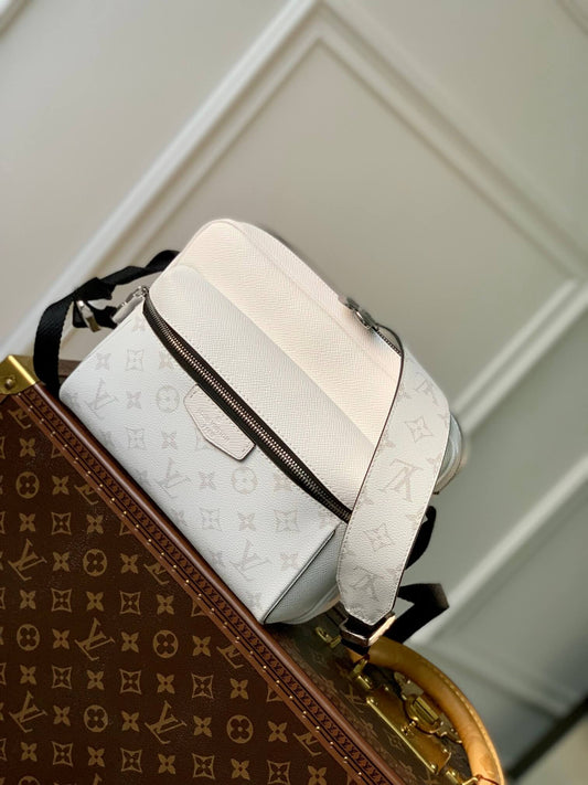 M30873 Outdoor Messenger 26cm Monogram Off white