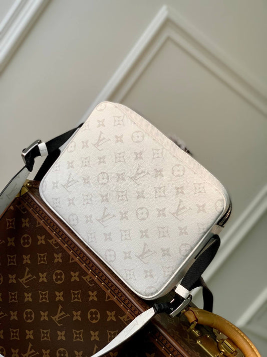 M30873 Outdoor Messenger 26cm Monogram Off white