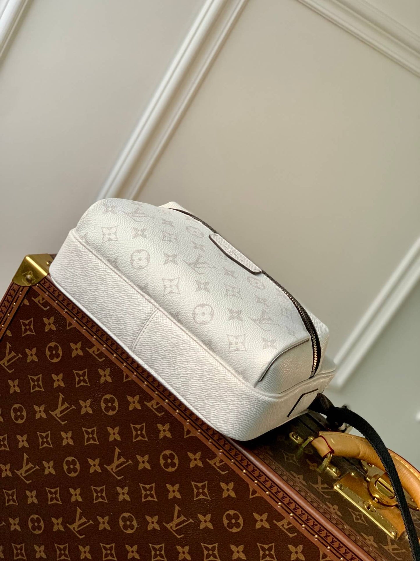 M30873 Outdoor Messenger 26cm Monogram Off white