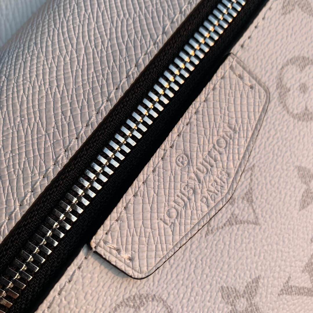 M30873 Outdoor Messenger 26cm Monogram Off white