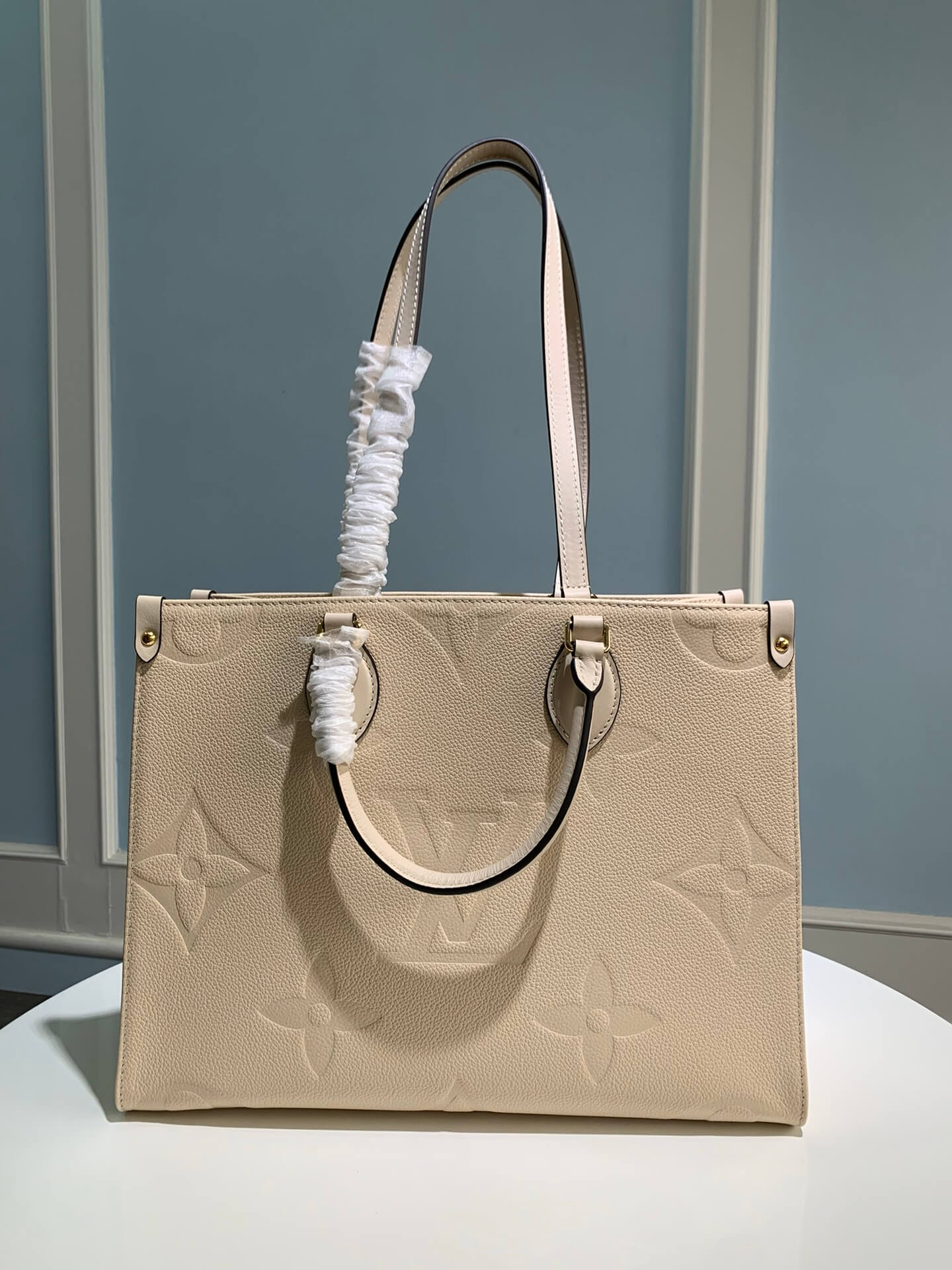 M45595 OnTheGo MM Monogram Empreinte leather white 35cm