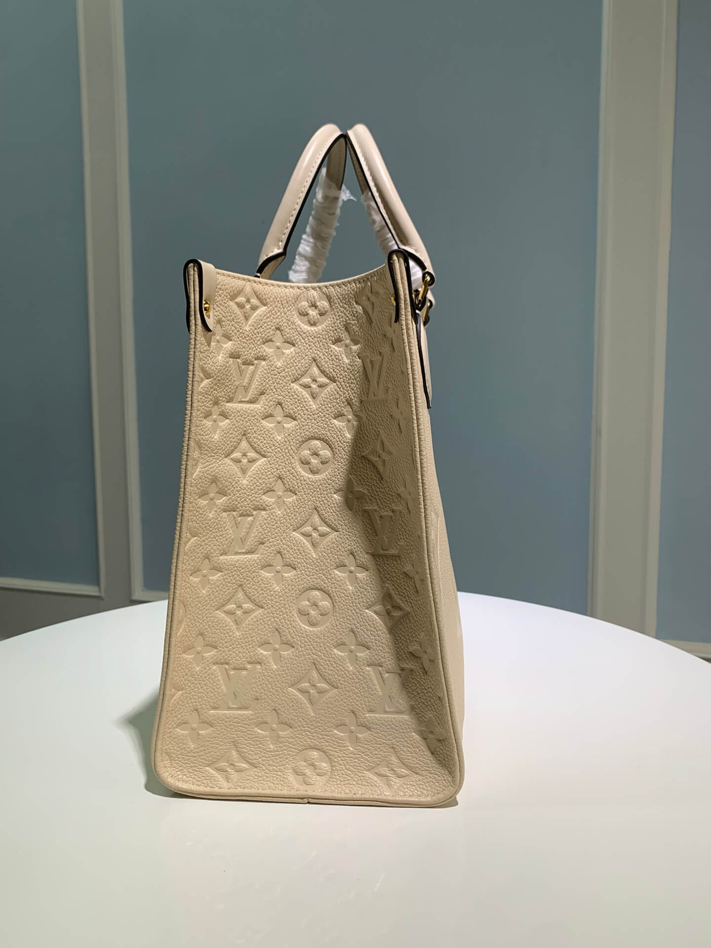 M45595 OnTheGo MM Monogram Empreinte leather white 35cm